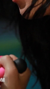 Incontro lesbico giocherellona in piscina