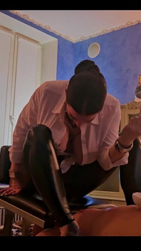 Senhorita Alessa Milano jogando e sentando na cara