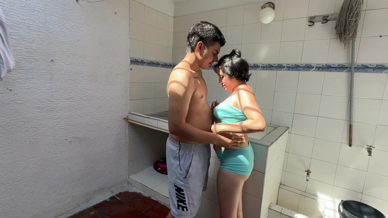 ManuelaAlvarez: Ich helfe meiner sexy Stiefschwester mit großem Arsch, sich im...