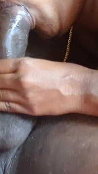 Indische Tamil-vrouw zuigt haar man af om zich af te trekken
