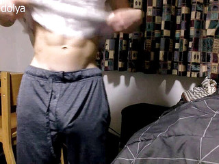 Big dick man: Masturbuji svého ptáka v šortkách, aby můj nevlastní bratroš neviděl!