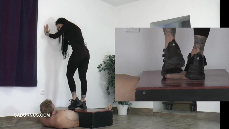 Sadurnus: Orgasmes van slaaf onder meesteres Cleo's plateauschoen pp