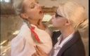 Lesbian Illusion: Junge lande-lesben küssen und lecken in einem der dreier