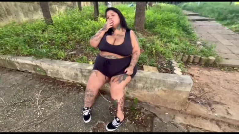 Mary Jhuana: BBW tanrıçası halka açık yerde sigarasını içiyor
