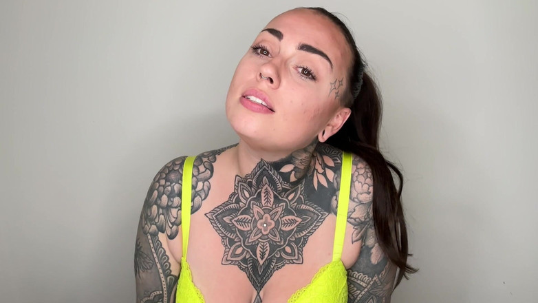 Miss Valentina: Wedgies Only Ev Halkı