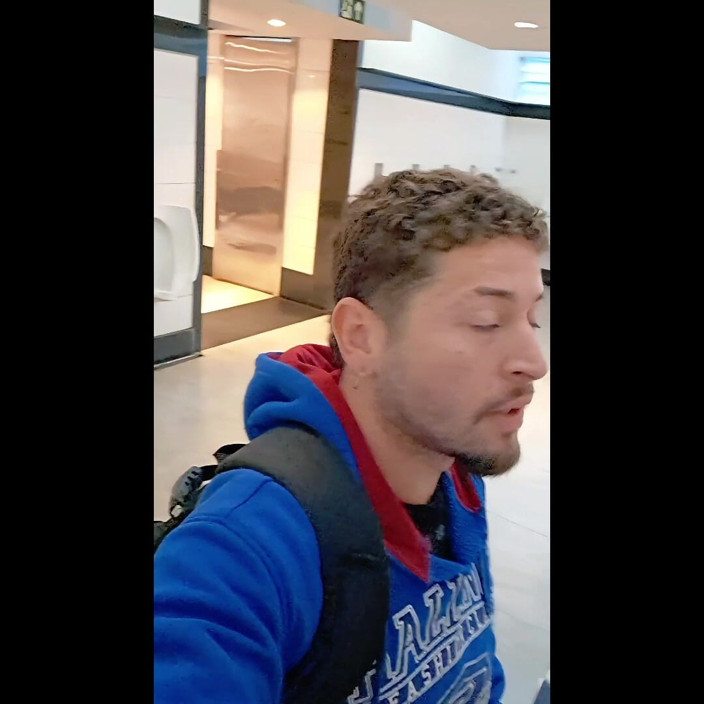 Marcosninfo: 男子トイレで柔らかいチンコを見せびらかしているところを見つかり、追い出されそうになりました