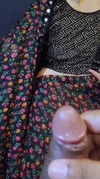 Linda esposa india seduciendo a su marido y quitándose la ropa delante de él justo antes del sexo