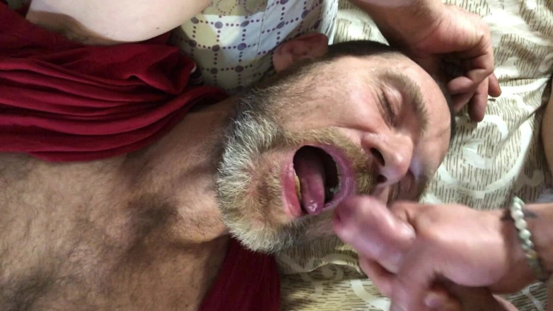 MaxHotty: Papa gibt einen Juicy für ein Junges