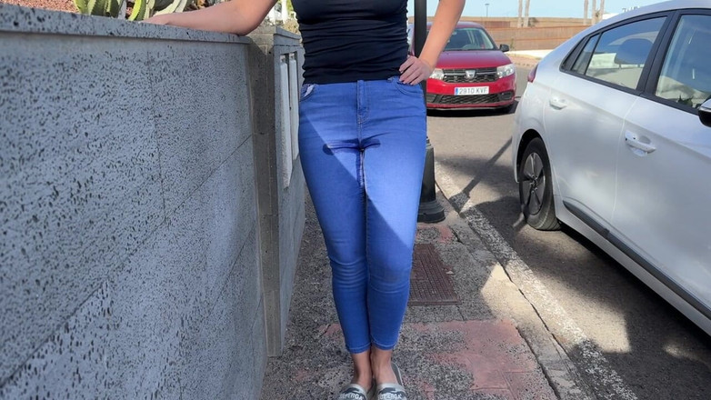 Emma Voyeur: La Ragazza Bagna I Suoi Jeans per Strada
