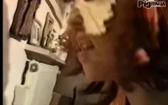 Meine haarige muschi wird von einem eifrigen schwanz befriedigt, der verschiedene und mehrere positionen probiert, um den maximalen orgasmus zu finden