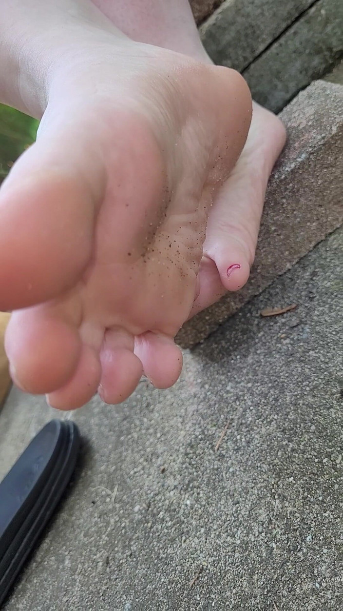 On cloud 69: Boyalı ayak parmaklarımı ve kirli tabanlarımı dışarıda gösteriyorum