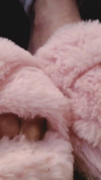 Vratící se růžové fuzzy pantofle