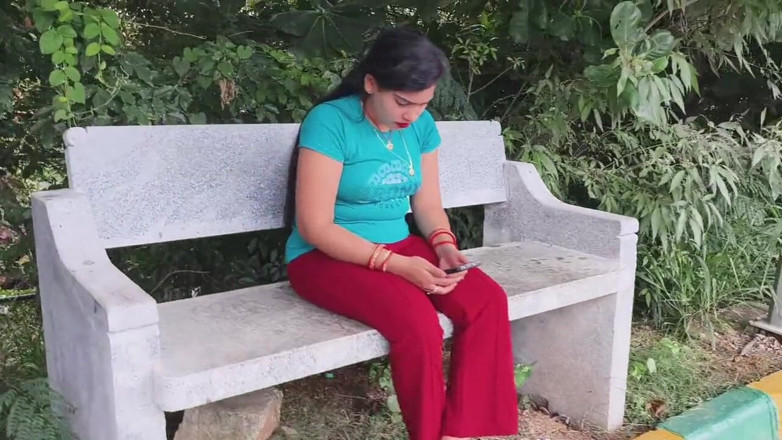 Sona bhabhi: オディア・デジの妻が公園で彼氏と楽しむ