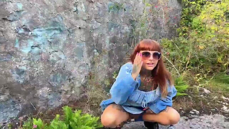 Yourfavecumslut: 偷偷摸摸地在户外撒尿