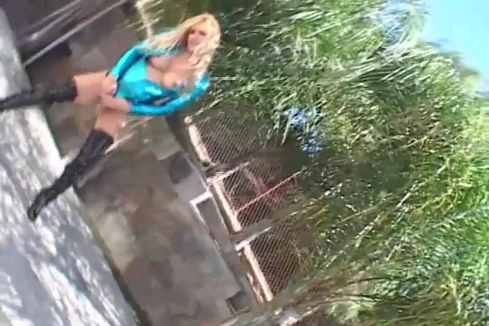 She-Male X: Rubia lady - chico le encanta masturbarse