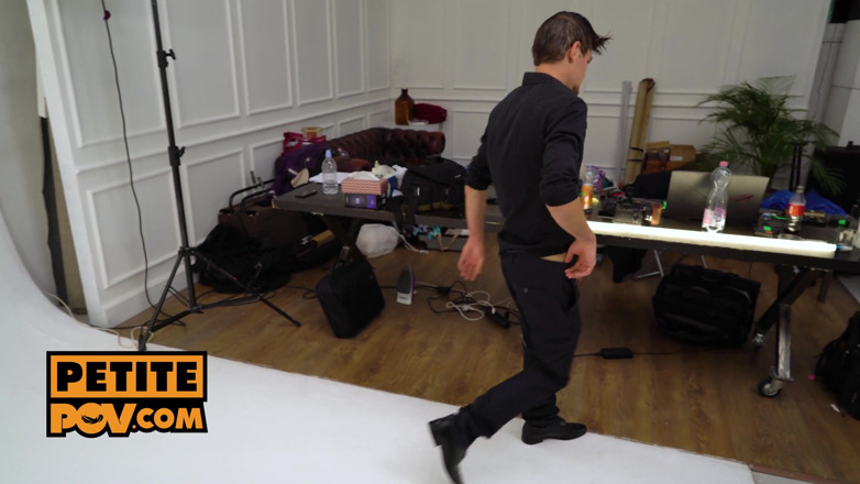 Petite POV: En primer plano - entrenamiento anal para la modelo de moda...