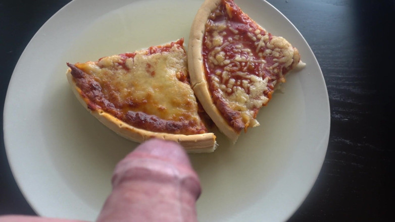 Food Pissplay: Я пісяю на піцу, щоб її з'їсти