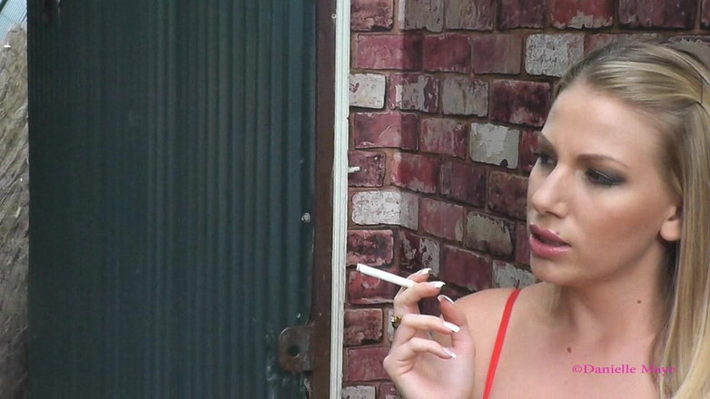 Danielle Maye: Fag Break