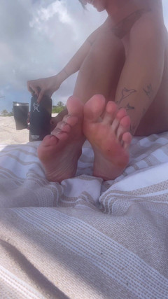 Dianna Davis: Sandy Beach Feet
