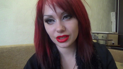 Goddess Misha Goldy: Kładę dużo czerwonego lipstik i błyszczyka na moje seksowne usta...