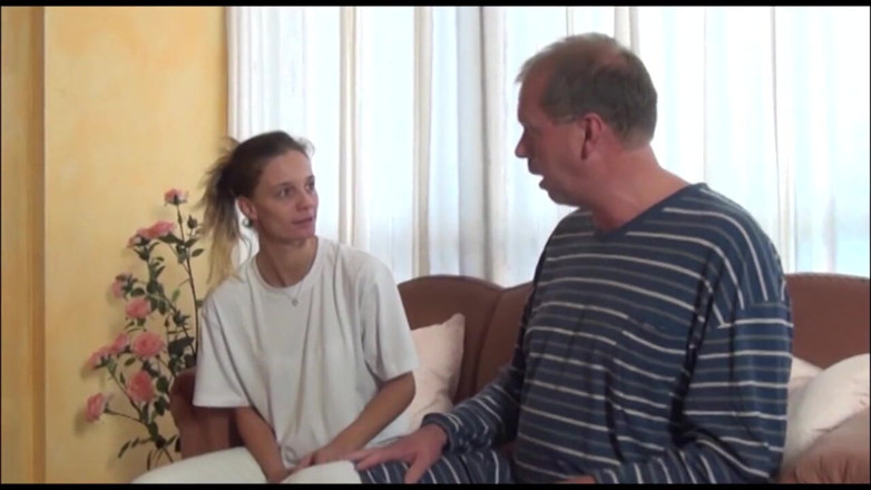 Muschi movie official: Une bite mature et une petite chatte sexy se font...