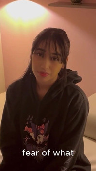 พี่เลี้ยงของเธอเห็นน้องสาวต่างแม่ช่วยตัวเอง เธอจึงอมควยเขาเพื่อไม่ให้เขาบอกใคร