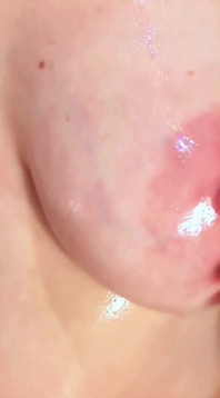 기름을 바른 발정난 젖탱이