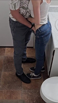 Studente se fut în toaletă