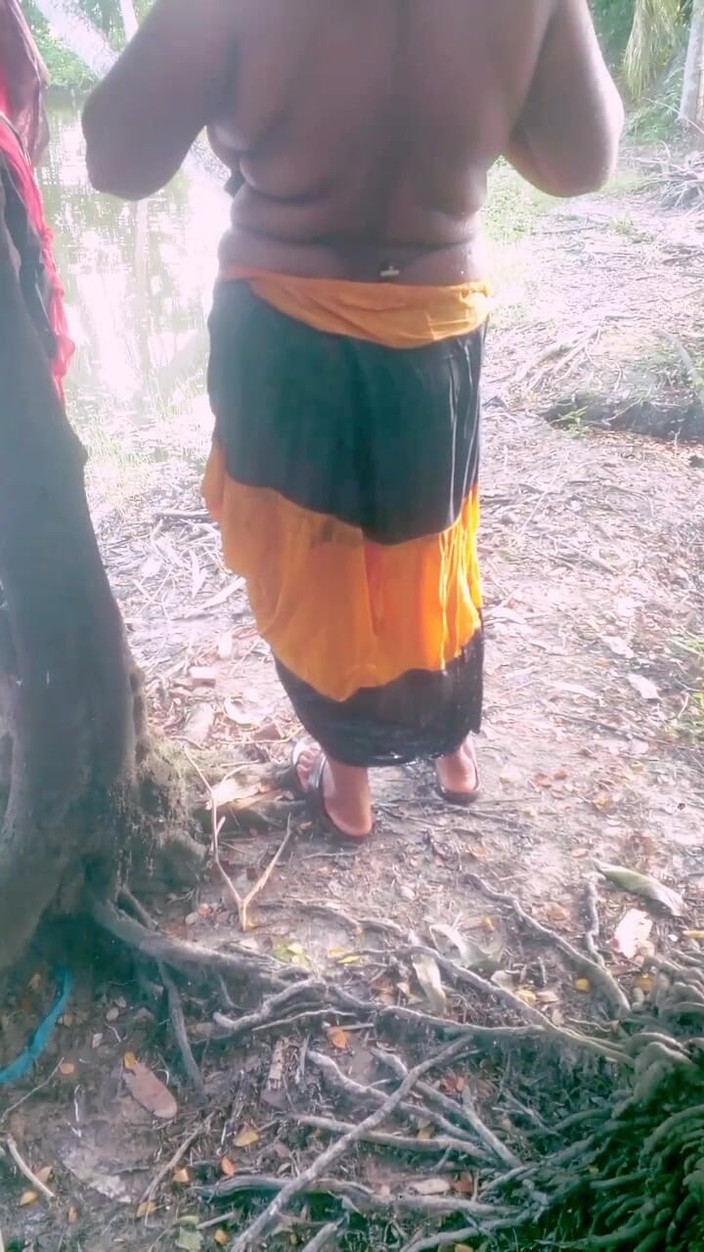 Sadia vabi: Naibroat bhabhi cjance sa robe côté l’étang