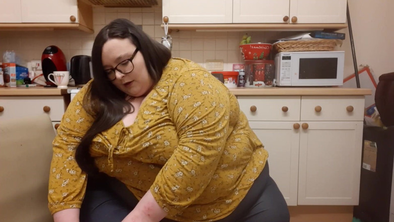 SSBBWLadyBrads: SSBBW นั่งวัดขนาดเป็นนิ้วยักษ์