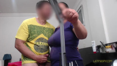 Latinaspy: Služka dostane výstřik na, když její šéf vytáhne jeho ptáka a...