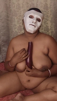 Seksowna indyjska laska Masterbating sama z Brinjal i Cuming.