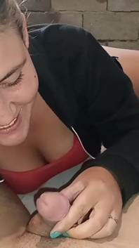 La esposa de mi mejor amigo me chupa la polla mientras mi esposa y su esposo están fuera