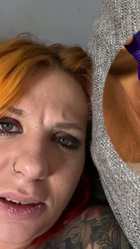 Si rambut merah bertatu melancap solo Scarlett Love mengongkek pepek berbulunya dengan alat penggetar ungu untuk orgasme 4K