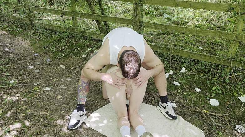 gaynaughtywelsh: Ho trovato un ragazzo caldo nel bosco quindi dildo usati...