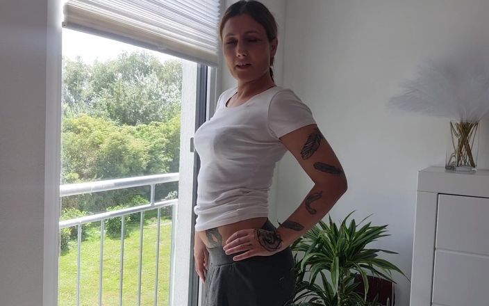 SpicyKylieFoxx: Striptease en masturbatie voor de voyeur buurvrouw