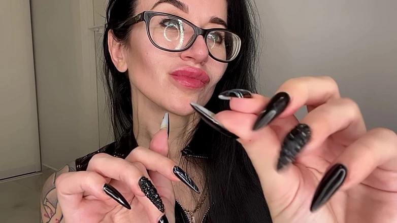 Julia domaina: Móc cua với móng tay dài màu đen, ngón tay dài...