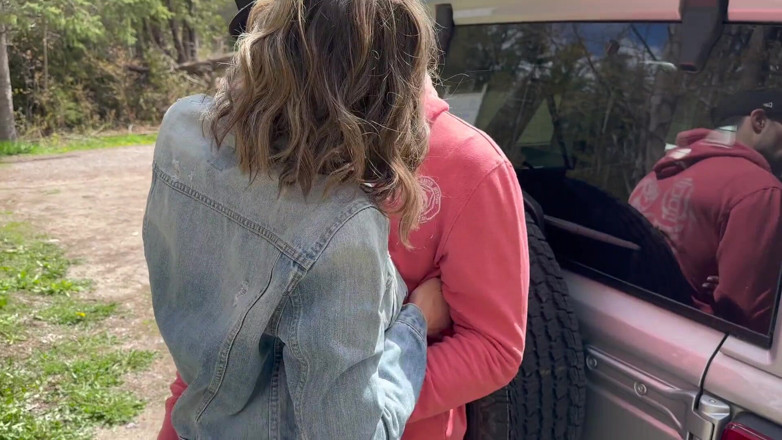 Serenity Cox: Manžel řídí auto, zatímco manželka šuká a dostane creampie od kamaráda na...