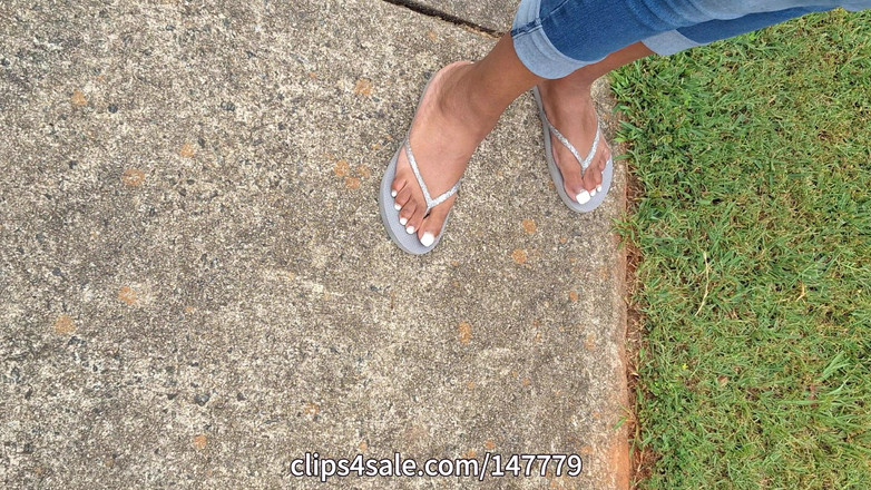 Foot Patrol: Темношкіра товстушка з капюшоном з соковитими пальцями ніг