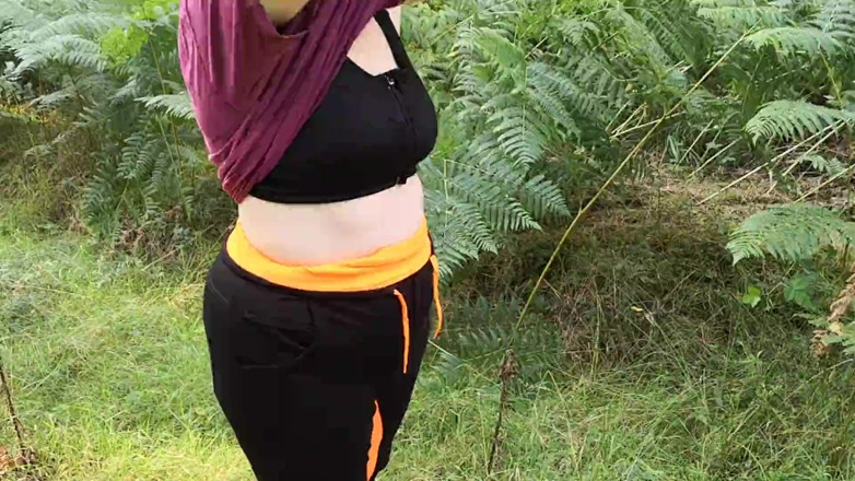 Bouncy Tits Action: Entièrement nue dans un endroit extérieur