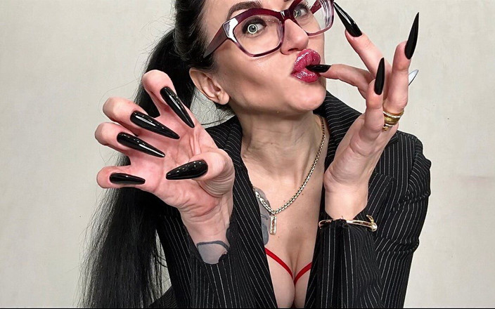 Julia domaina: Unghii lungi și negre, gheare ascuțite, degete lungi care sug și mâini...