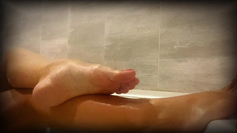 Mary Di: Guardami radermi le gambe nella vasca - edizione MILF