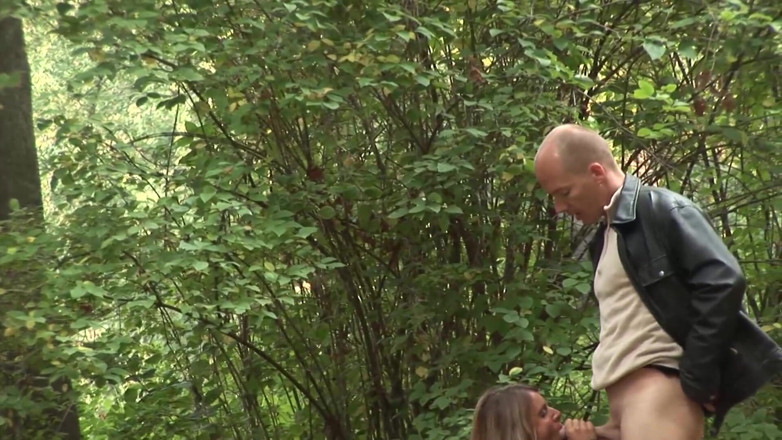 Public Entertainment: Nice amateur couple fucking in the nature