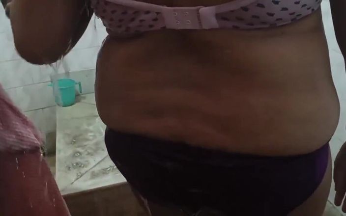 bengalihousewife: Indian Housewife Nude and Naked Bath