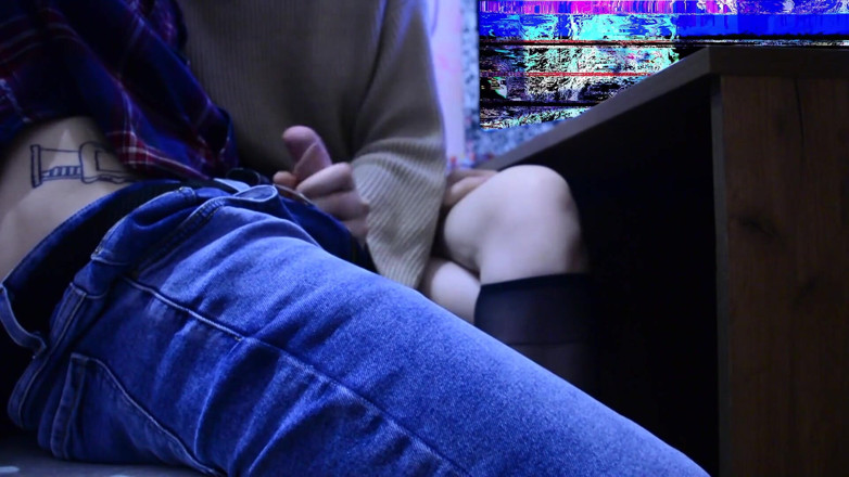20th century of porn: Colega de classe masturba meu pau debaixo da mesa durante...