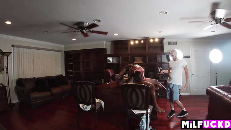 Milfuckd: Výkonný rekord společnosti přestávky v jejím novém umělci Bts