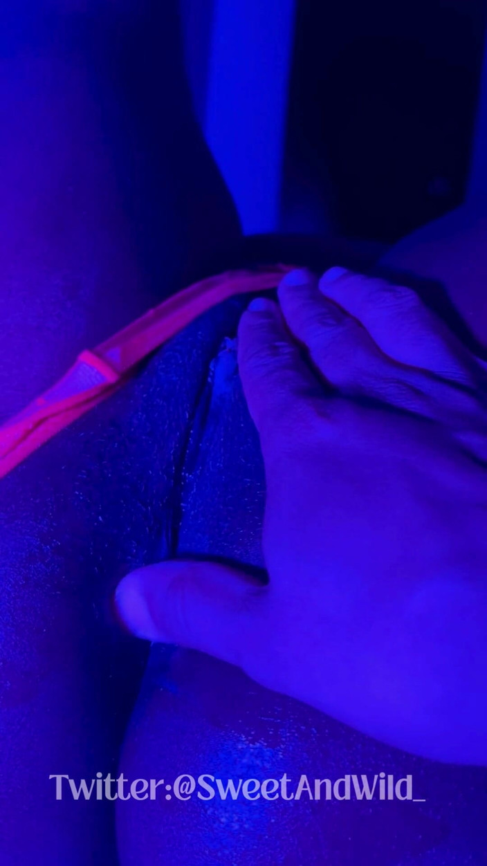 AfroLatinCouple: Течет неоновый стринги и сквирт дилдо богини