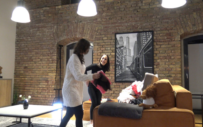 Short Skirt TV: Două fete încercați pe o multime de haine cu lenjerie și fuste,...