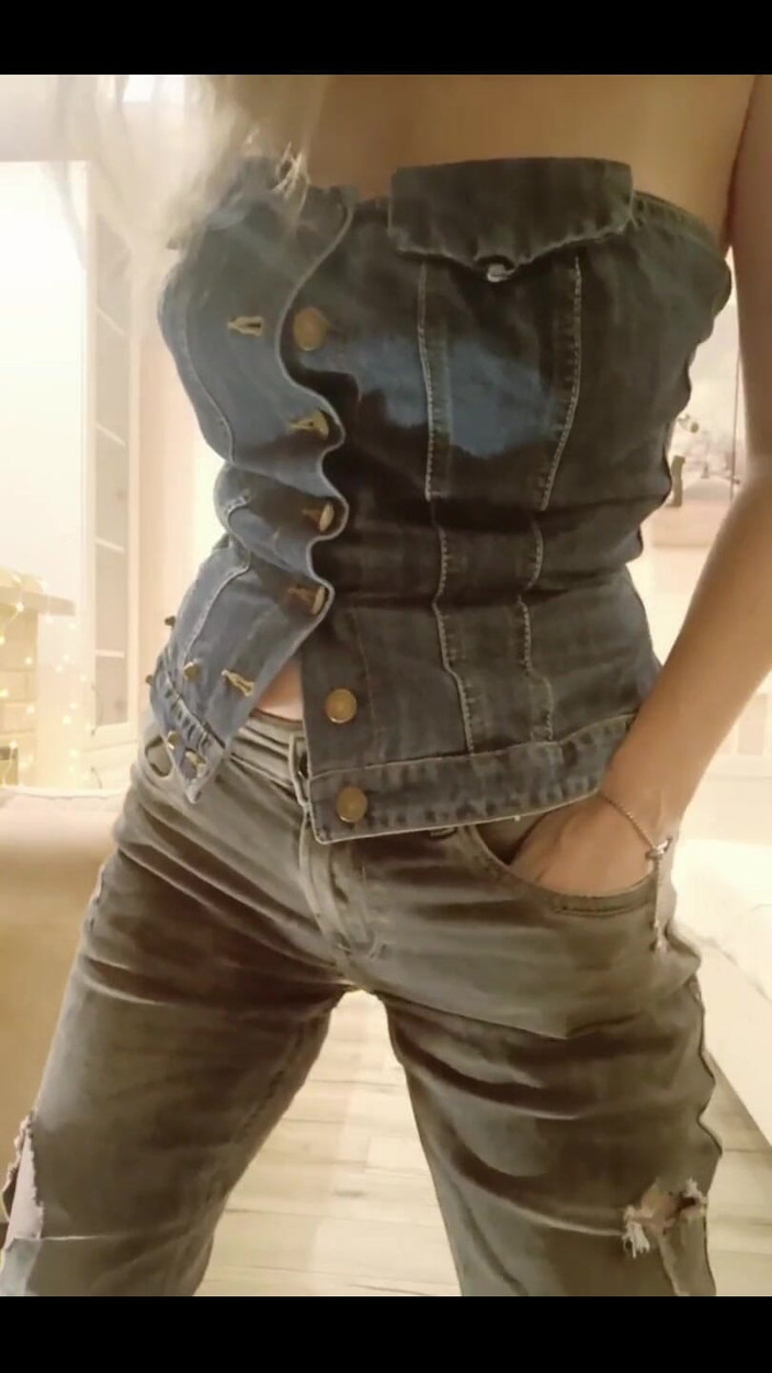 FrauleinP: Piscia nei jeans mentre l'ombelico solletico