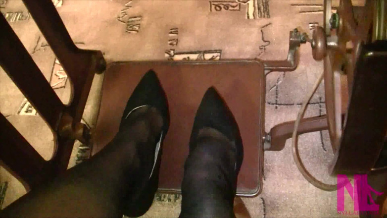 Nyllady: Vintage_sewing på min mormors gamla sångare symaskin i svart strumpbyxor...